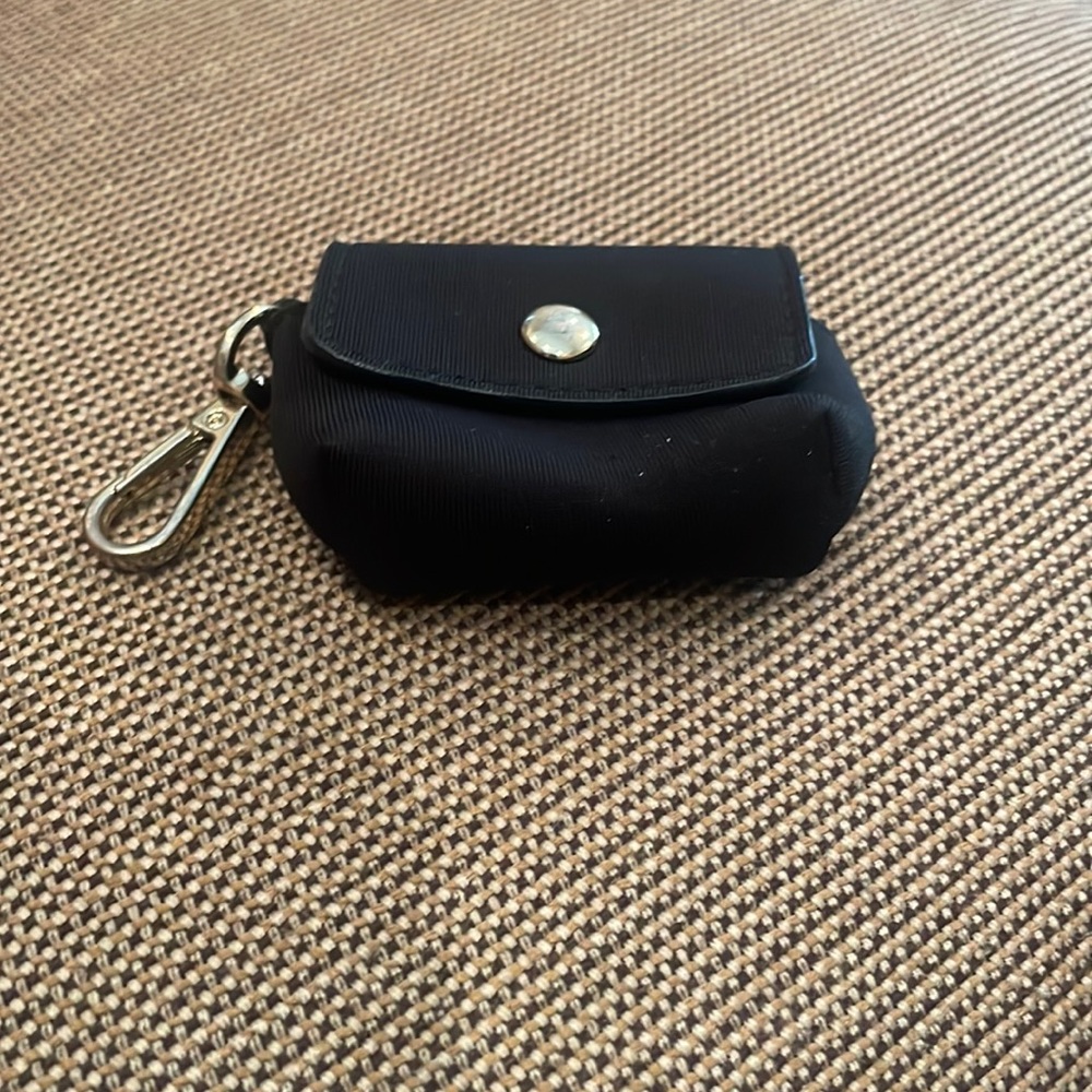 BANDOLIER AIRPODS POUCH
Clip-On Pouch in Black/Gold
